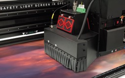 CAPAZ DE IMPRIMIR CASI CUALQUIER COSA. ​Impresiones de contenido en casi cualquier sustrato, con materiales de impresión de hasta 45 mm (1,77 pulg.) de espesor, ancho maximo 2.0 mts y longitud maxima 3.2 mts