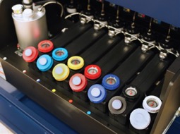 UTILIZA TINTA UV.​. Cuatro a seis cabezales de impresión en color de 12 picolitros que garantizan líneas fuertes, excelente reproducción de texto de hasta 4 puntos, excepcional representación tonal y bajo consumo de tinta. Los dos cabezales de impresión de 30 picolitros de tinta blanca permiten imprimir el blanco de diferentes maneras y en varias capas.